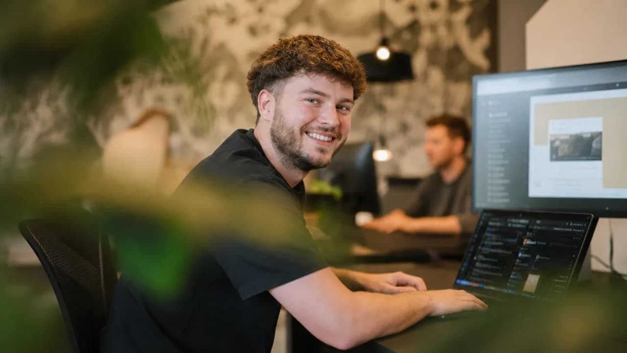 Aan het werk achter twee schermen
