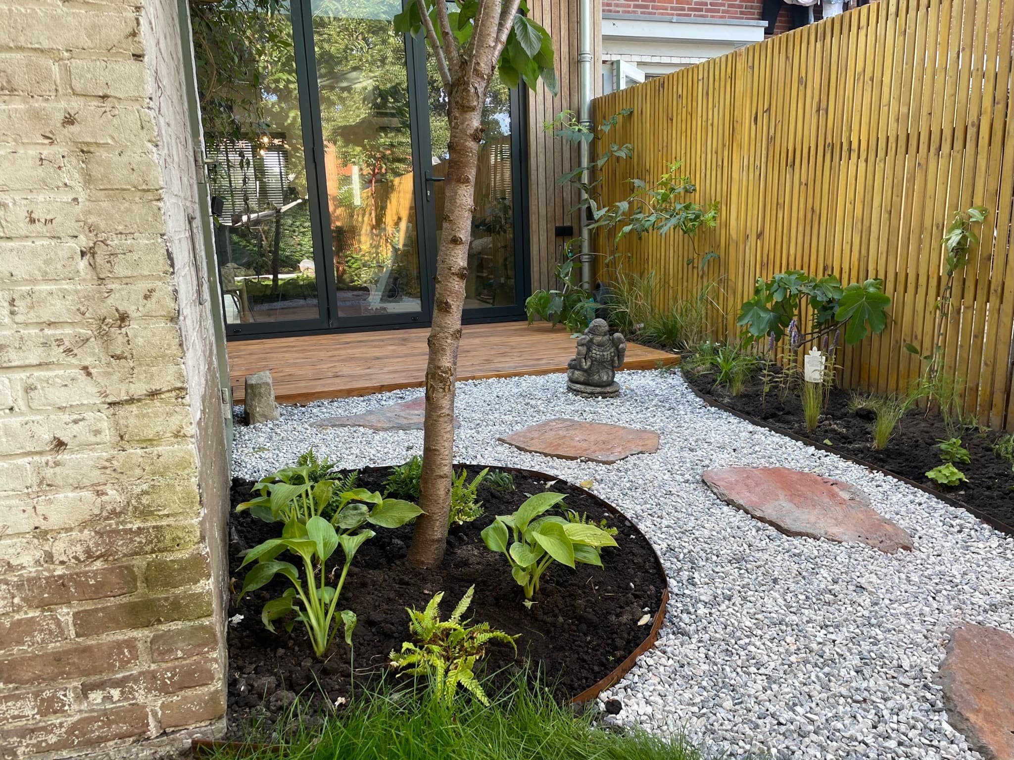 Grindtuin met stapstenen en strakke borderbeplanting
