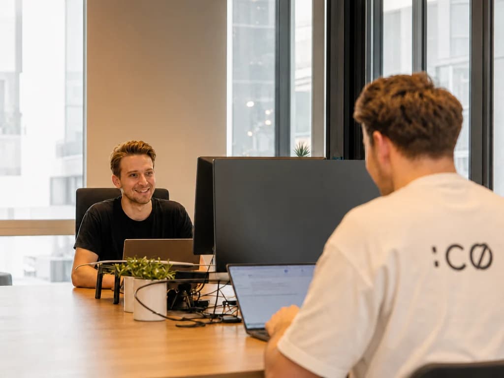 Collega's aan het werk op kantoor